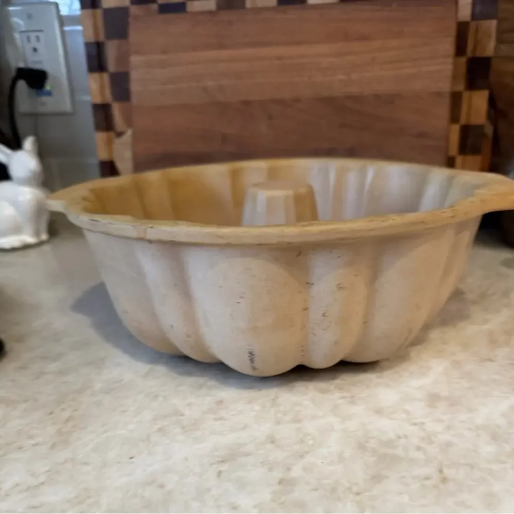 Pampered Chef Bundt stoneware